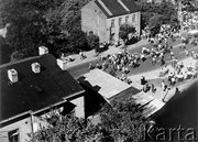 Skrzyżowanie ulic Kelles-Krausa i 1 Maja - tłum przyciąga przyczepę z betonowymi płytami pod budynek KW PZPR. Radom, 25 czerwca 1976 
