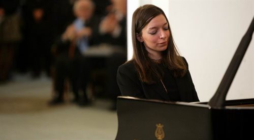 Yulianna Avdeeva naukę gry na fortepianie rozpoczęła w wieku 5 lat pod kierunkiem Eleny Ivanovej, z którą pracowała także jako studentka Rosyjskiej Akademii Muzyki im. Gniesinych