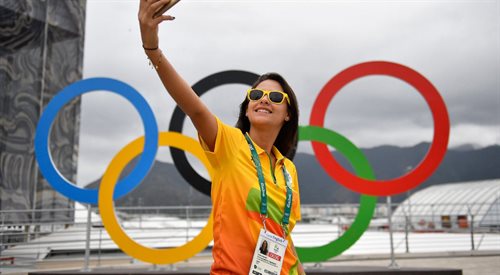 Rio 2016. Dobra zabawa przed Igrzyskami Olimpijskimi - wolontariuszka pozuje do zdjęcia.