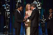 Paweł Pawlikowski odbiera Oscara z rąk Nicole Kidman i Chiwetel Ejiofor.