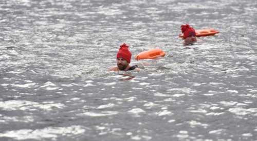 II Krakowski Spływ Morsów - amatorzy lodowatych kąpieli przepłynęli ok. 2 km przy odczuwalnej temperaturze -15 st. C