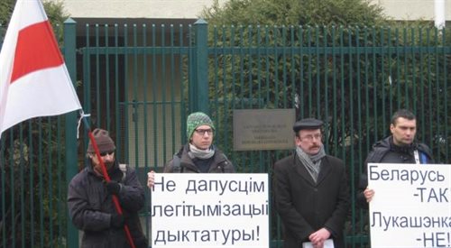 Pikieta Białorusinów przed łotewską ambasadą. W akcji uczestniczył też przedstawiciel Tatarów z Rosji i Ukrainiec, który brał udział w proteście na Majdanie