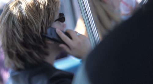 Głośne rozmawianie przez telefon w środkach komunikacji miejskiej powinno być zagrożone mandatem?