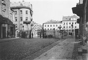 Skrzyżowanie Karmelicka – Mylna – Nowolipie. Widok od ulicy Nowolipie na wschód. Po lewej zniszczony we wrześniu 1939 dom przy Karmelickiej 11, za nim narożny budynek Karmelickiej 12. 