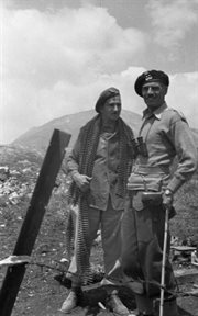 Gen. Władysław Anders i kpt. Woźniak z założonymi taśmami z amunicją. Mass Albaneta, Włochy, maj 1944