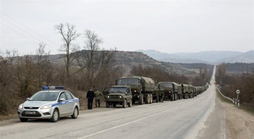 Rosyjskie oddziały na drodze w miejscowości Opytnoje, ok. 70 km od Symferopola