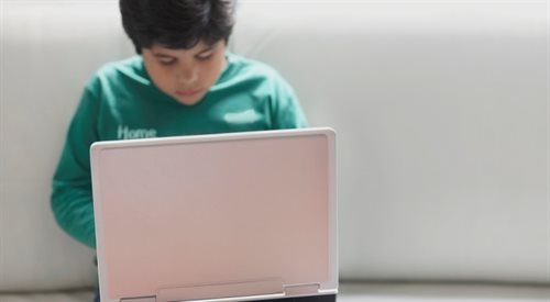 Dziecko z laptopem