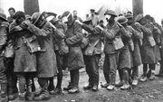 Skutki działania gazu – oślepieni żołnierze brytyjscy po bitwie pod Estaires we Francji, 10 kwietnia 1918