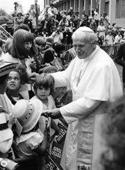 Podczas pielgrzymki do Szwajcarii Jan Paweł II spotkał się  z dziećmi i wiernymi przed budynkiem Międzynarodowej Organizacji Pracy. Szwajcaria, 1982 r.
