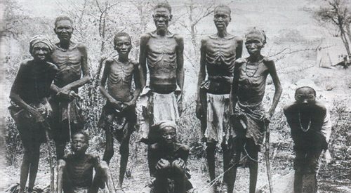 Ocalali z pogromu członkowie plemienia Herero podczas ucieczki przez pustynię Omaheke fot. Wikimedia Commonsdomena publiczna źr. Ullstein Bilderdienst, Berlin.