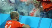 Arjen Robben rozmawia z rodzina po meczu z Argentyną 
