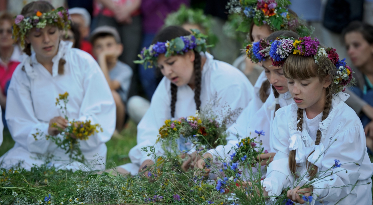 Puszczanie wianków, tańce przy ognisku i szukanie kwiatu paproci - to tradycje słowiańskie związane z Nocą Świętojańską, które przetrwały do dziś