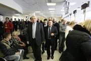 Minister spraw zagranicznych Witold Waszczykowski podczas wizyty w niedawno otwartym centrum wizowym w Mińsku. Obecnie polską wizę można otrzymać w sumie w 12 miejscach