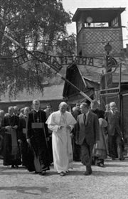 07.06.1979: I pielgrzymka papieża Jana Pawła II do Polski. Ojciec Święty podczas wizyty w byłym obozie koncentracyjnym Auschwitz-Birkenau w Oświęcimiu