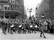 Żołnierze 1. Samodzielnej Brygady Spadochronowej na czele z orkiestrą na jednej z ulic miasta podczas defilady. Edynburg, 1942 - 1944