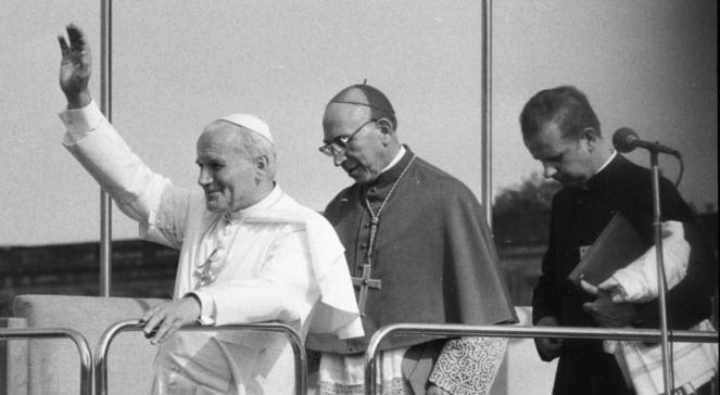 Wizyta papieża Jana Pawła II w Polsce. Ojciec Święty przybywa na Plac Zwycięstwa. Warszawa. Czerwiec 1979