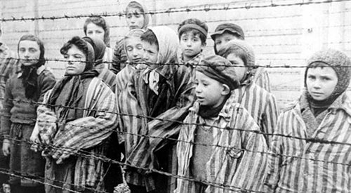 Dzieci w obozie Auschwitz, zdjęcie zrobione po wyzwoleniu obozu przez Armię Czerwoną w styczniu 1945 rokuChild survivors of Auschwitz, 1945