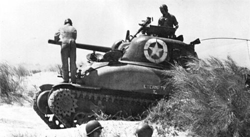 Lądowanie wojsk alianckich na Sycylii. Amerykański czołg M4 Sherman po wylądowaniu na sycylijskiej plaży, 10 lipca 1943