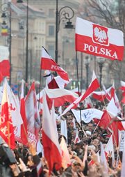 Tłumy zgromadzone na Krakowskim Przedmieściu, gdzie odbywają się uroczystości związane z 3. rocznicą katastrofy samolotu prezydenckiego, który rozbił się 10 kwietnia 2010 roku pod Smoleńskiem. 