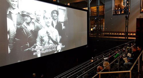 Sala kinowa w Muzeum Powstania Warszawskiego. Pokazywane są w niej kroniki filmowe zrealizowane podczas Powstania