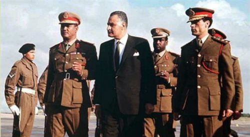 Maummar Kaddafi, Gamal Abdel Naser i Numajri na lotnisku w Trypolisie w 1969 roku fot. Wikimedia Commons.