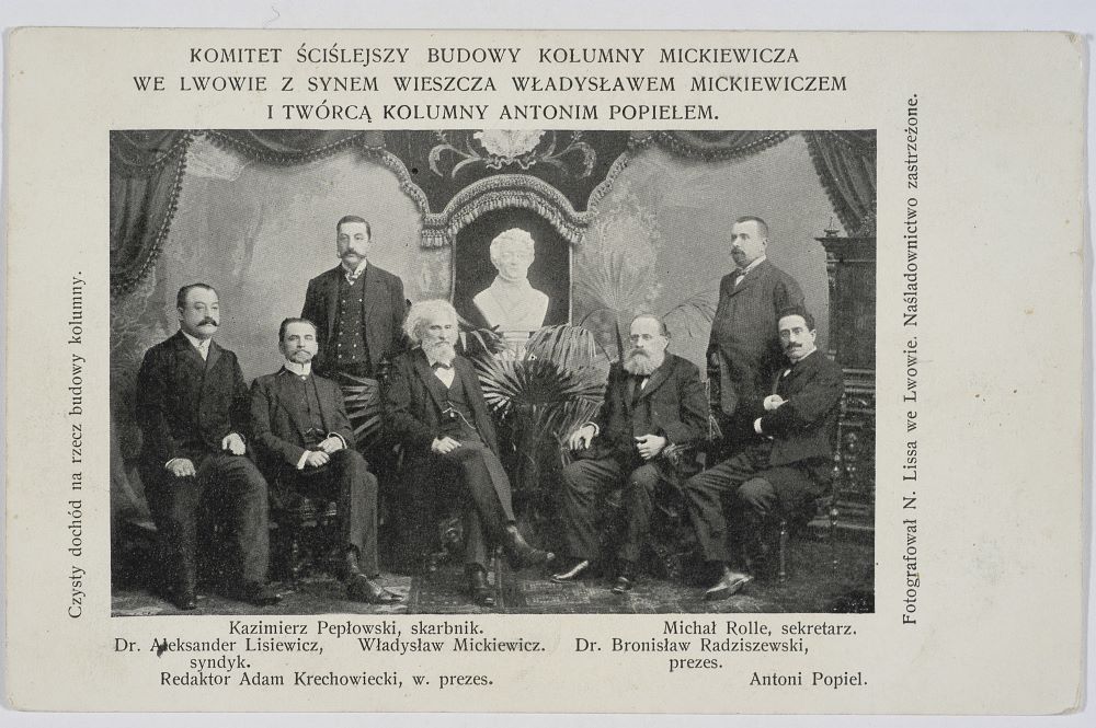 Komitet budowy kolumny Mickiewicza we Lwowie na zdjęciu z 1904 roku. Źródło: NAC/Domena publiczna
