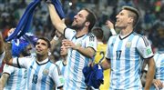 Piłkarze Argentyny cieszą się po wygranej z Holandią i awansie do finału mundialu w Brazylii 