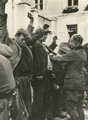 1939-1944, Polska. Okupacja niemiecka, niemieccy żołnierze rewidujący grupę mężczyzn. 