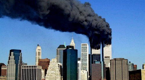 Płonące wieże World Trade Center po uderzeniach samolotów 11 września 2001 r.