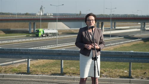 Premier Ewa Kopacz podczas konferencji prasowej w trakcie wizytacji węzła autostradowego Łódź-Północ w Strykowie