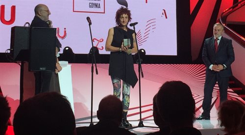 Salcia Hałas odbiera statuetkę Nagrody Literackiej Gdynia