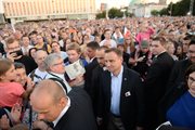 Prezydent elekt Andrzej Duda dołączył do warszawiaków śpiewających powstańcze piosenki na pl. Piłsudskiego 