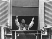 Karol Wojtyła po raz pierwszy jako papież Jan Paweł II z okna w Watykanie pozdrawia wiernych. Rzym, 16.10.1978