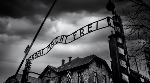 Brama niemieckiego nazistowskiego obozu koncentracyjnego Auschwitz-Birkenau