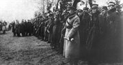 Marszałek Józef Piłsudski przyjmuje defiladę wojsk po otrzymaniu buławy marszałkowskiej. 