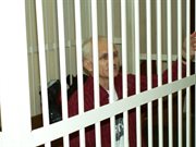 Podczas procesu, Bialacki jest przetrzymywany w metalowej klatce, jak osoby podejrzane o groźne przestępstwa