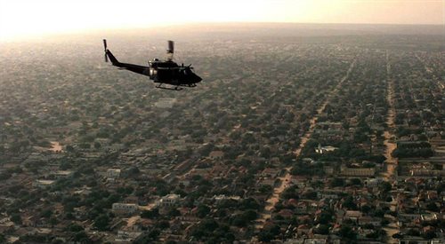 Amerykański śmigłowiec przelatuje nad dzielnicą mieszkalną Mogadiszu fot. Wikimedia Commons.
