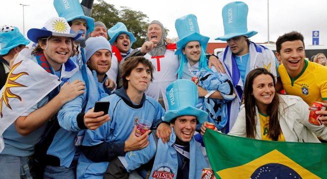 Kibice reprezentacji Urugwaju przed meczem z Anglią podczas MŚ w Brazylii