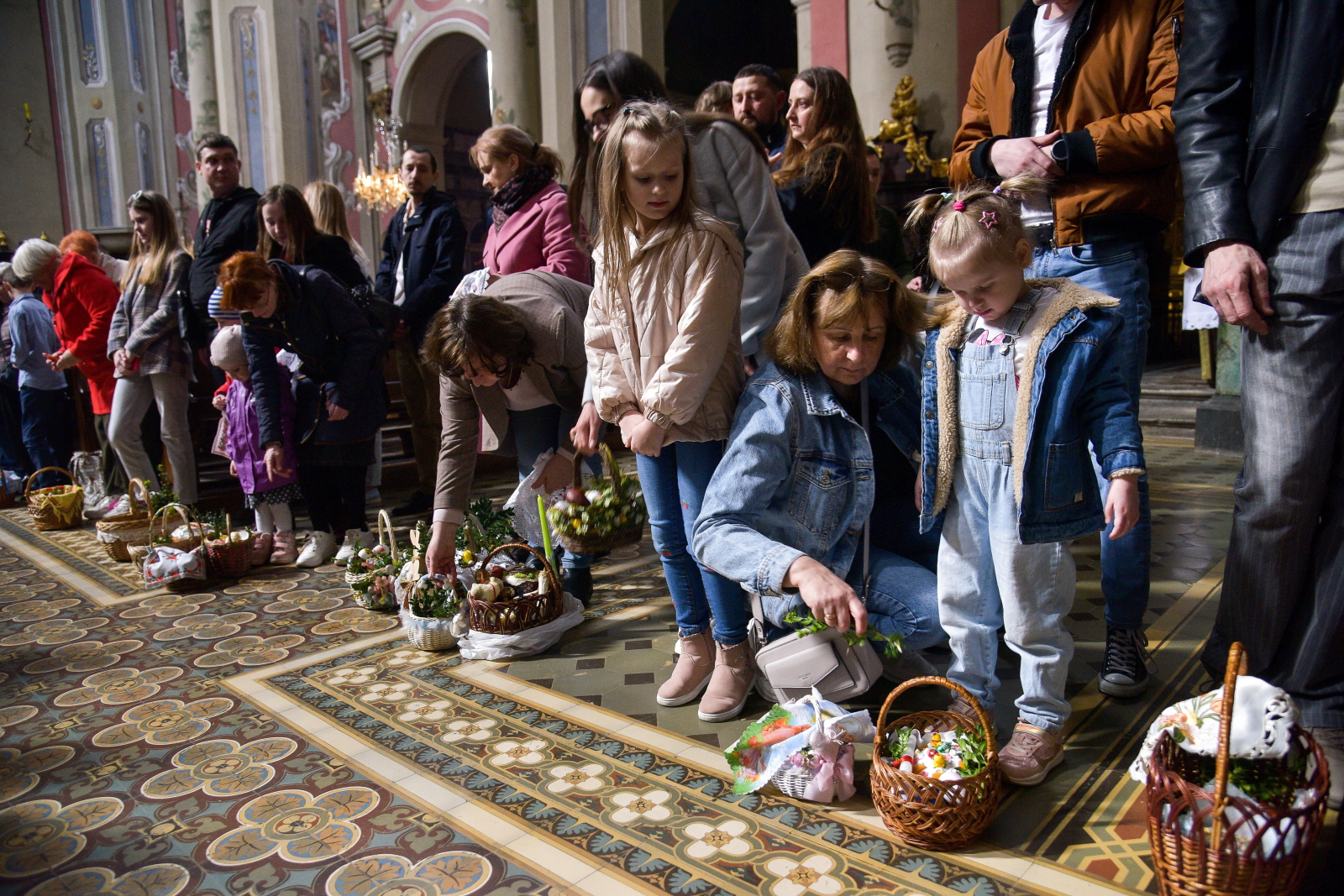 Tradycyjne święcenie pokarmów w Katedrze Łacińskiej we Lwowie, w Wielką Sobotę. Fot.: PAP/Vitaliy Hrabar