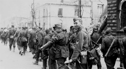 SS-mani z brygady Dirlewangera maszerujący przez Wolę