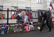 Kwiaty  w pobliżu ambasady Wenezueli w Mińsku. Aleksander Łukaszenka ogłosił trzydniową żałobę z powodu śmierci Chaveza