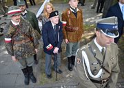 Uczestnicy uroczystości przy Pomniku Polskiego Państwa Podziemnego i AK w Warszawie