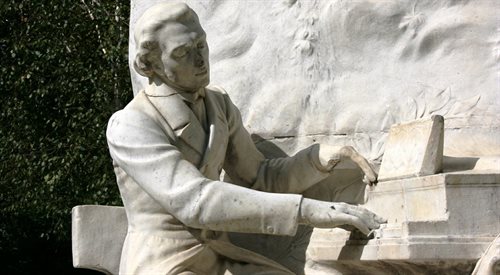 Legenda mówi, że Fryderyk Chopin przyszedł na świat, kiedy jego ojciec grał na skrzypcach. Stąd miała się wziąć niezwykła muzykalność kompozytora