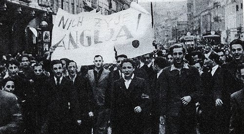 Manifestacja pod ambasadą brytyjską w Warszawie 3 września 1939 roku.