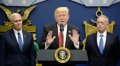 Donald Trump w towarzystwie wiceprezydenta USA Mikea Penca i sekretarza obrony Jamesa Mattisa (IAR)