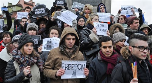 Uczestnicy warszawskiej demonstracji solidarności zorganizowanej po zamachu na paryską redakcję Charlie Hebdo