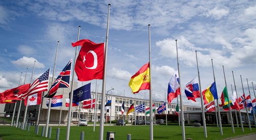 Flagi państw członkowskich UE opuszczone do połowy masztu po zamachu na lotnisku w Istambule