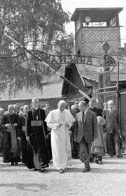 Papież odwiedza hitlerowski obóz koncentracyjny w Oświęcimiu. Czerwiec 1979