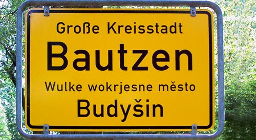 Tablica z nazwą miasta w językach niemieckim i łużyckim