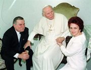 Na zdjęciu archiwalnym z 1994 roku: papież Jan Paweł II podczas spotkania z prezydentem Polski Lechem Wałęsą i jego żoną Danutą 